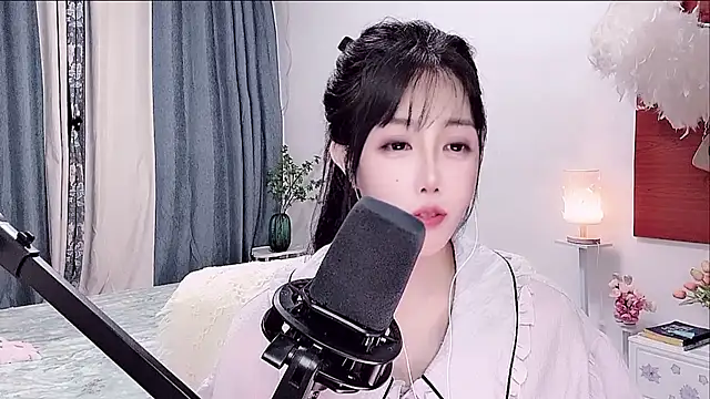Laura 520 online show from 06-18-26, 01:27
