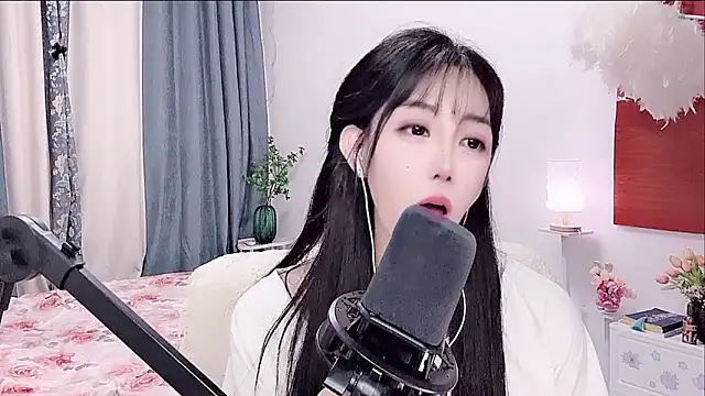 Laura 520 online show from 06-15-26, 12:38
