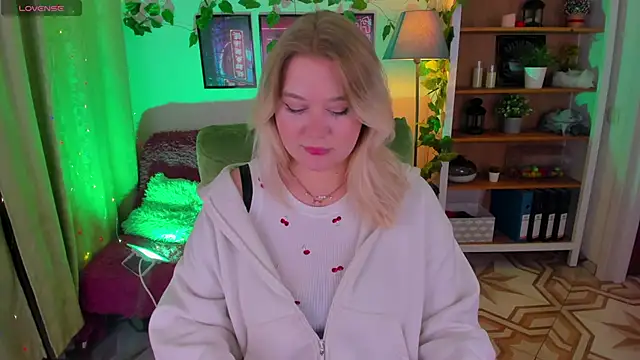 Snapshot of LouiseMous chatting on 11-30-25, 10:32 LouiseMous online show from 11-30-25, 10:32