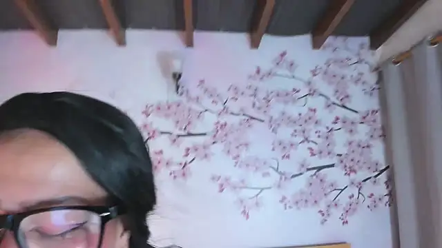 Snapshot of Laura_Torress chatting on 05-21-26, 03:04 Laura Torress online show from 05-21-26, 03:04