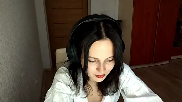 LouiseMarengo online show from 12-19-25, 02:08