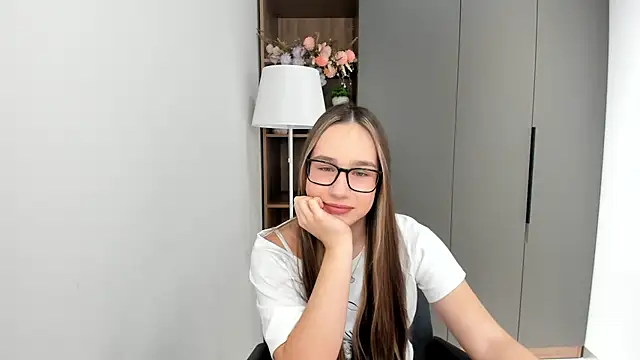 Snapshot of ZitaCring chatting on 11-15-25, 04:49 ZitaCring online show from 11-15-25, 04:49