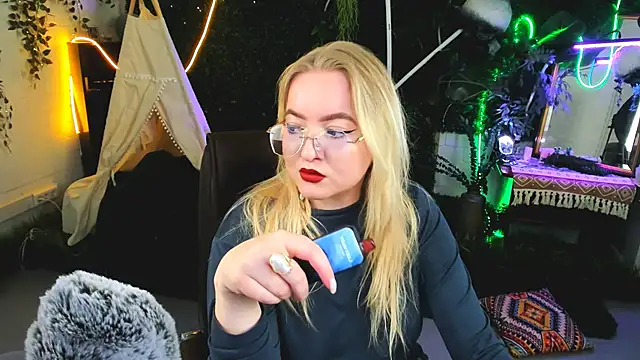 Snapshot of EllaPower chatting on 11-18-25, 03:15 EllaPower online show from 11-18-25, 03:15