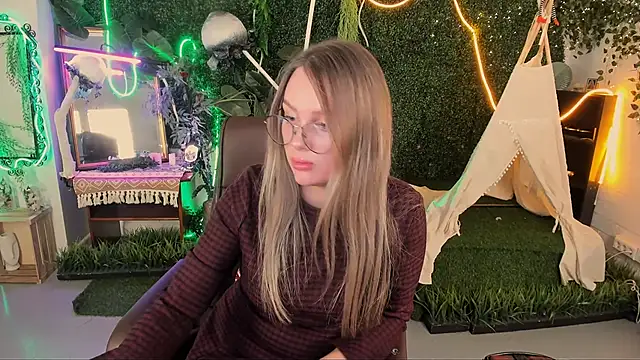 Snapshot of SandraLindsey chatting on 11-14-25, 03:26 SandraLindsey online show from 11-14-25, 03:26