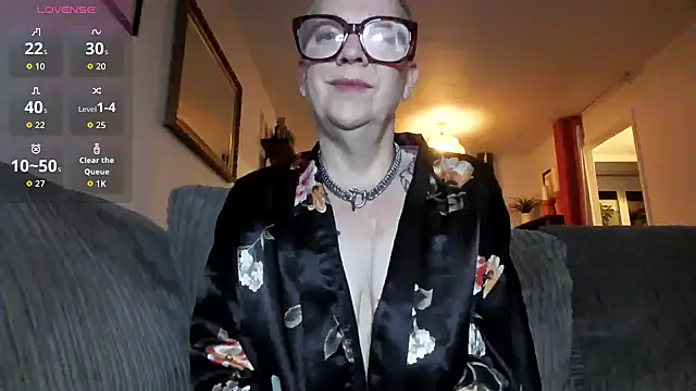 Snapshot of missyb_x chatting on 12-19-25, 10:56 missyb x online show from 12-19-25, 10:56