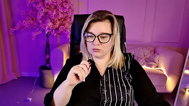 Snapshot of DianaHaworn chatting on 11-17-25, 01:26 DianaHaworn online show from 11-17-25, 01:26