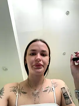 Snapshot of EmmyyMoore chatting on 11-17-25, 05:11 EmmyyMoore online show from 11-17-25, 05:11