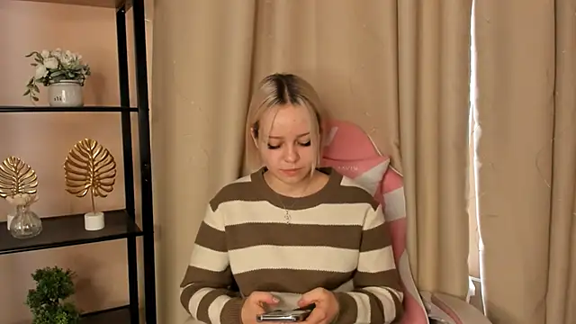 Snapshot of ArdisCiolli chatting on 11-16-25, 09:25 ArdisCiolli online show from 11-16-25, 09:25