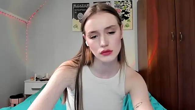 Snapshot of tinyglow chatting on 02-17-26, 05:43 tinyglow online show from 02-17-26, 05:43