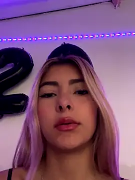 Snapshot of ZoeReeve chatting on 11-15-25, 05:06 ZoeReeve online show from 11-15-25, 05:06