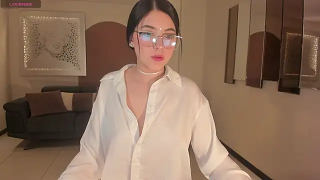 Snapshot of HaileyRoss_ chatting on 12-05-25, 12:04 HaileyRoss online show from 12-05-25, 12:04