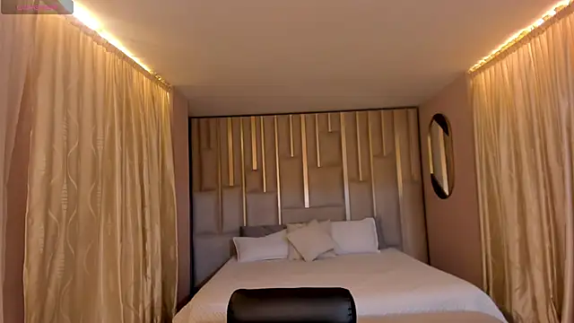 Snapshot of AmberFox1 chatting on 12-19-25, 01:35 AmberFox1 online show from 12-19-25, 01:35