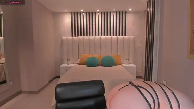 Snapshot of MayaHoffman chatting on 12-20-25, 11:24 MayaHoffman online show from 12-20-25, 11:24