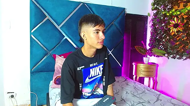 JamesConnor001 online show from 11-17-25, 07:18