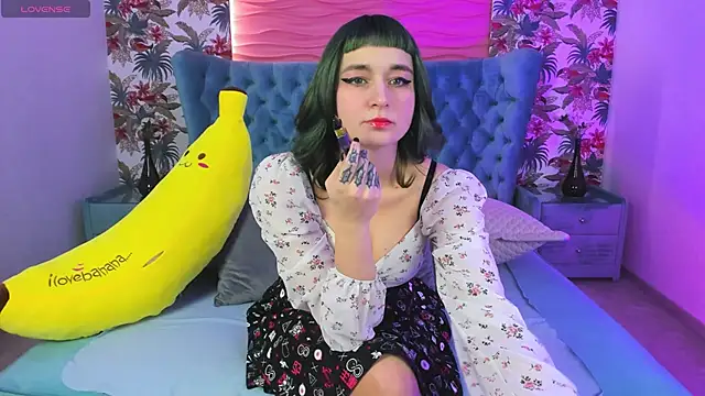 Snapshot of MargaretWayne chatting on 11-19-25, 12:27 MargaretWayne online show from 11-19-25, 12:27