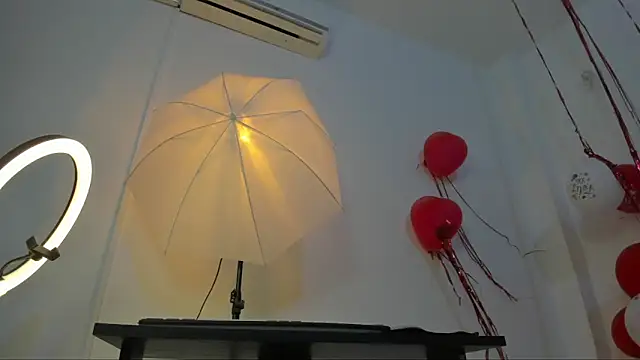 Snapshot of BWW-CINDY11 chatting on 02-15-26, 04:02 BWW-CINDY11 online show from 02-15-26, 04:02