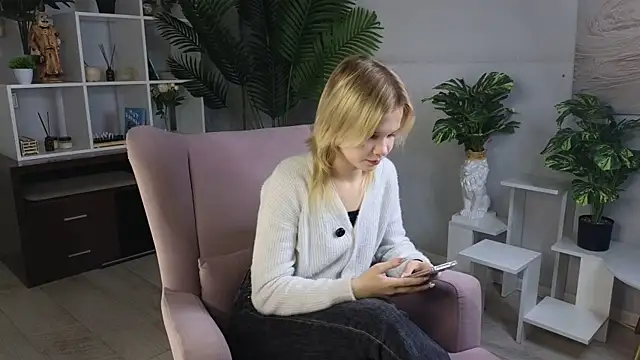 PhillisEsplin online show from 11-17-25, 09:02