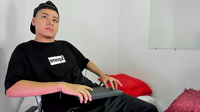 Lucastorrez01 online show from 02-10-26, 10:42