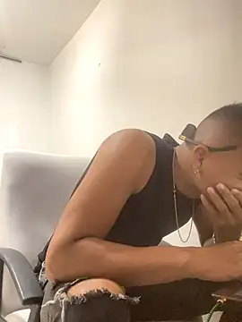 Snapshot of lester_rose chatting on 11-19-25, 05:02 lester rose online show from 11-19-25, 05:02