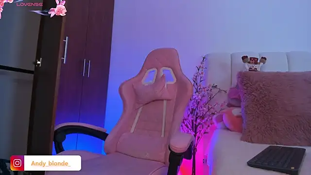 Snapshot of moonalisa_ chatting on 12-22-25, 11:21 moonalisa online show from 12-22-25, 11:21