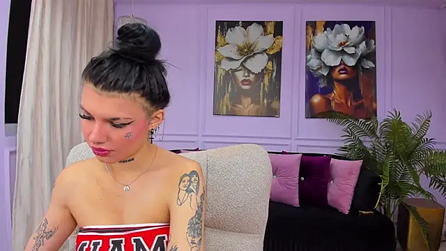 Snapshot of YasminWild chatting on 02-06-26, 04:30 YasminWild online show from 02-06-26, 04:30