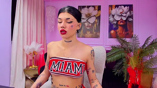 Snapshot of YasminWild chatting on 12-04-25, 04:33 YasminWild online show from 12-04-25, 04:33