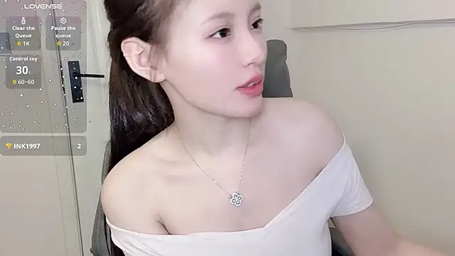 Snapshot of H-2005 chatting on 06-17-26, 11:25 H-2005 online show from 06-17-26, 11:25