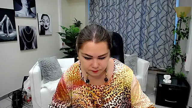 Susanna S online show from 11-17-25, 04:49