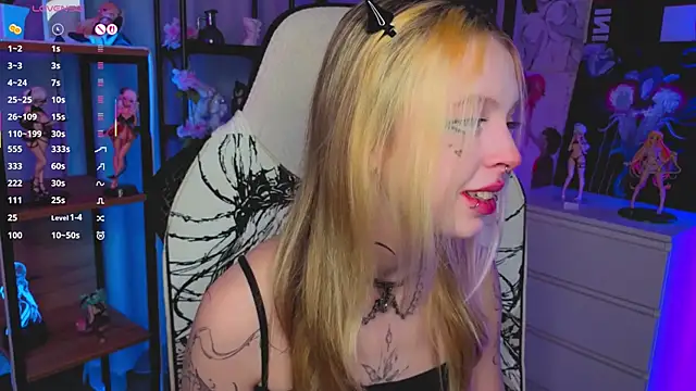 Snapshot of ElvenQueen chatting on 11-17-25, 04:11 ElvenQueen online show from 11-17-25, 04:11