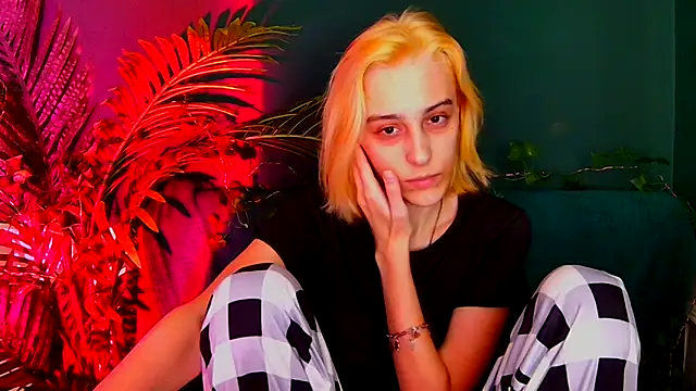 MiilaGlow online show from 12-19-25, 02:08