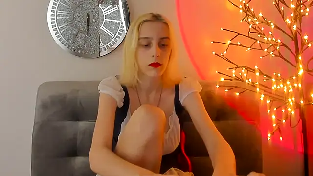 Snapshot of MiilaGlow chatting on 02-14-26, 12:27 MiilaGlow online show from 02-14-26, 12:27