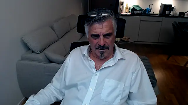 Snapshot of Buidapest chatting on 02-05-26, 12:50 Buidapest online show from 02-05-26, 12:50