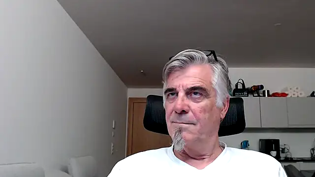 Snapshot of Buidapest chatting on 05-06-26, 10:14 Buidapest online show from 05-06-26, 10:14