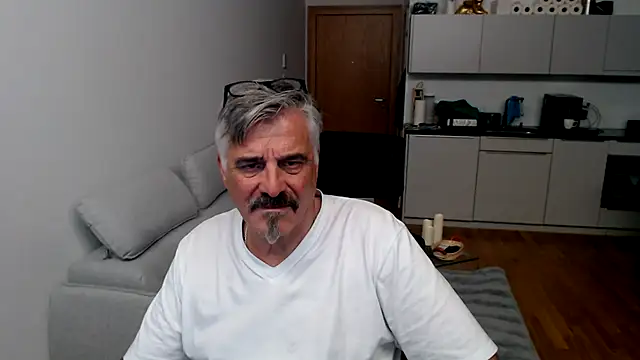 Snapshot of Buidapest chatting on 01-17-26, 11:08 Buidapest online show from 01-17-26, 11:08