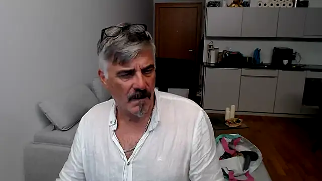 Snapshot of Buidapest chatting on 01-16-26, 10:58 Buidapest online show from 01-16-26, 10:58