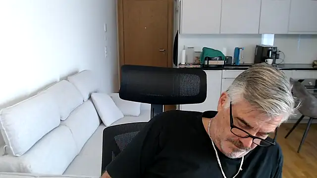 Buidapest online show from 11-20-25, 11:00