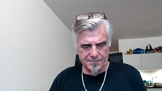 Snapshot of Buidapest chatting on 05-16-26, 06:12 Buidapest online show from 05-16-26, 06:12
