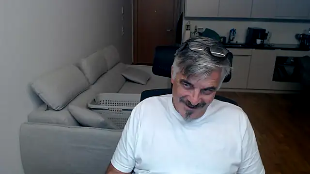 Snapshot of Buidapest chatting on 02-02-26, 11:59 Buidapest online show from 02-02-26, 11:59