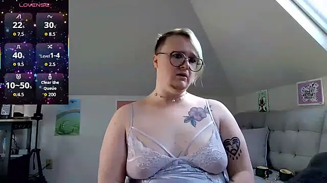 Snapshot of queerlyjaz chatting on 04-24-26, 03:36 queerlyjaz online show from 04-24-26, 03:36