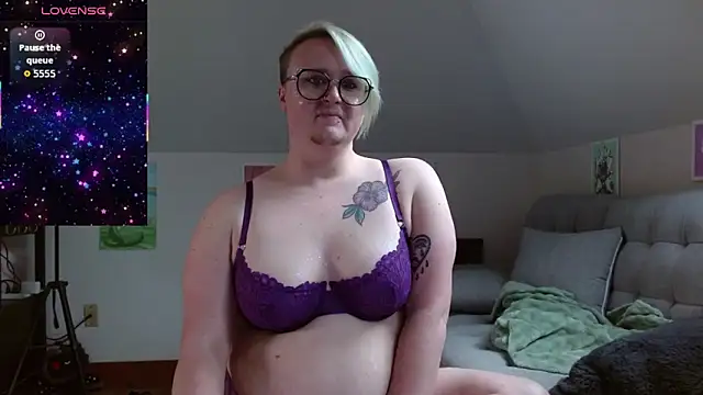 Snapshot of queerlyjaz chatting on 05-09-26, 05:05 queerlyjaz online show from 05-09-26, 05:05