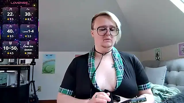 Snapshot of queerlyjaz chatting on 05-02-26, 06:02 queerlyjaz online show from 05-02-26, 06:02