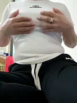 Snapshot of MaihoaLa chatting on 11-17-25, 04:27 MaihoaLa online show from 11-17-25, 04:27