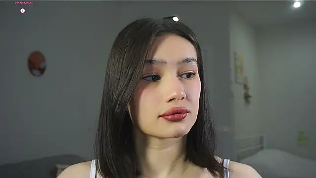 Snapshot of SoftLuna chatting on 11-18-25, 05:11 SoftLuna online show from 11-18-25, 05:11