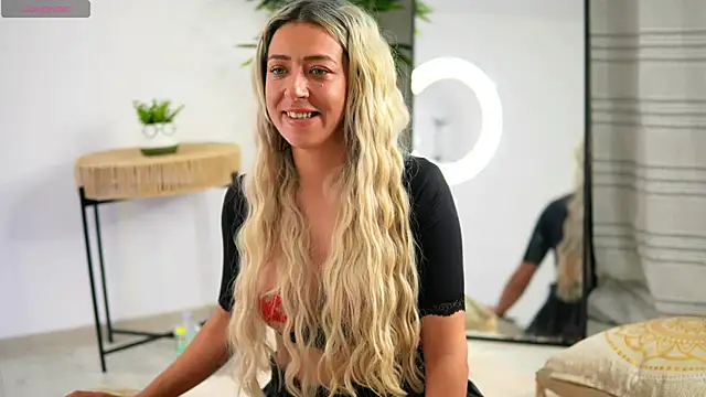 JuliaHyde online show from 04-18-26, 07:58