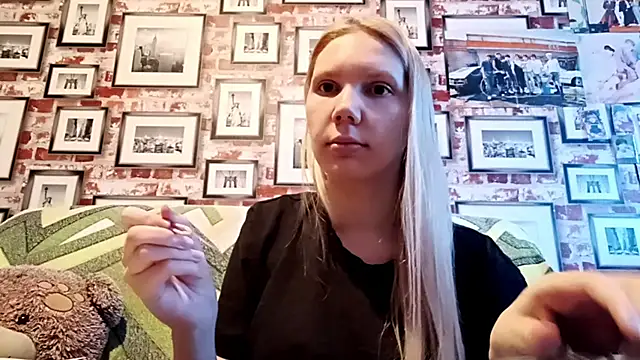 Snapshot of EvieBaggette chatting on 11-17-25, 08:18 EvieBaggette online show from 11-17-25, 08:18