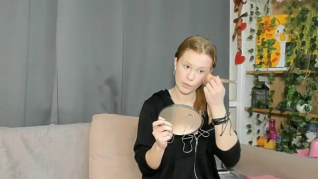 Snapshot of KarieBowery chatting on 11-28-25, 08:42 KarieBowery online show from 11-28-25, 08:42