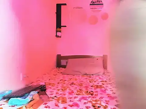 Snapshot of Babyhoney18 chatting on 12-16-25, 06:23 Babyhoney18 online show from 12-16-25, 06:23