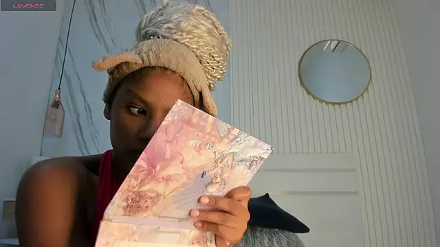 Snapshot of Afro_Luna chatting on 01-10-26, 10:32 Afro Luna online show from 01-10-26, 10:32