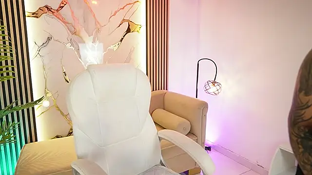 MeganLowell online show from 12-05-25, 05:33