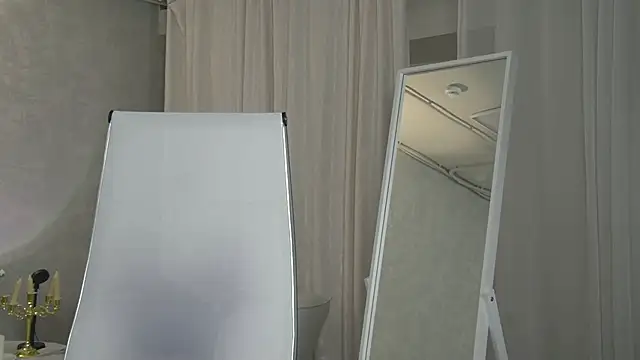 Snapshot of RickiOwens chatting on 12-17-25, 07:13 RickiOwens online show from 12-17-25, 07:13